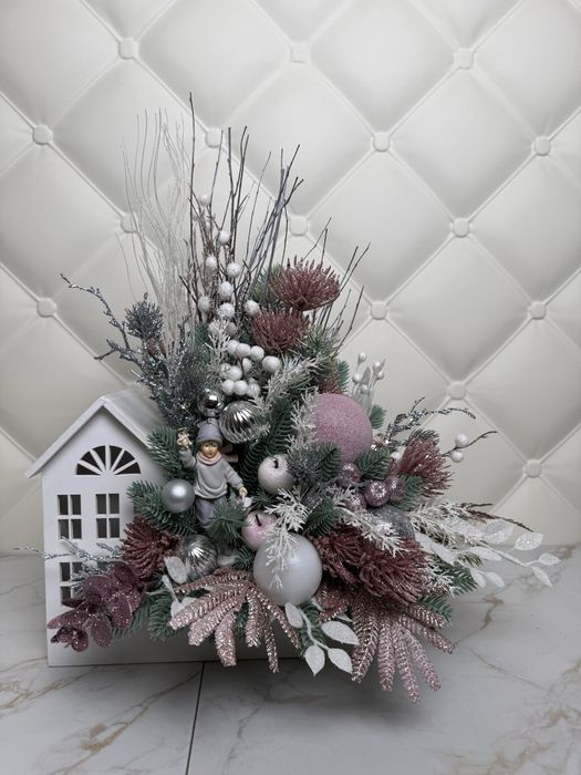 Різдвяна композиція зі штучних квітів «Будиночок»