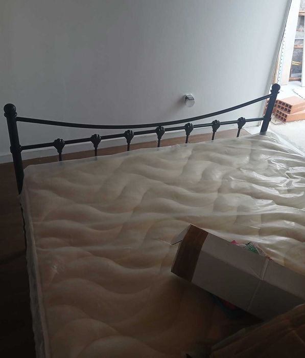 Cama com estrado, nunca usada comprada há um mês