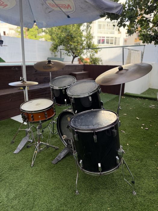 Bateria Tama RockStar 12,13,16,22 Pratos Sabian e Tarola SuperStar Hyperdrive