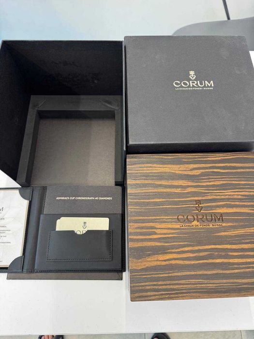 Коробки та документи для годинника Corum
