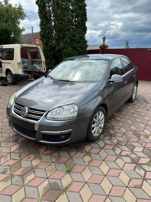 Розборка VW Volkswagen Jetta 5 Мотор 1.6 Капот Бампер Решітка Дзеркало Двері Скло Фари Телевізор Полуось Стойки Диски Супорт Торпедо ABS Рульова Рейка