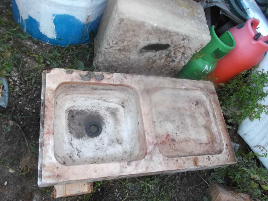 Pias antigas em pedra