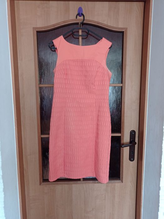 Brzoskwiniowa ołówkowa sukienka w tłoczony wzór