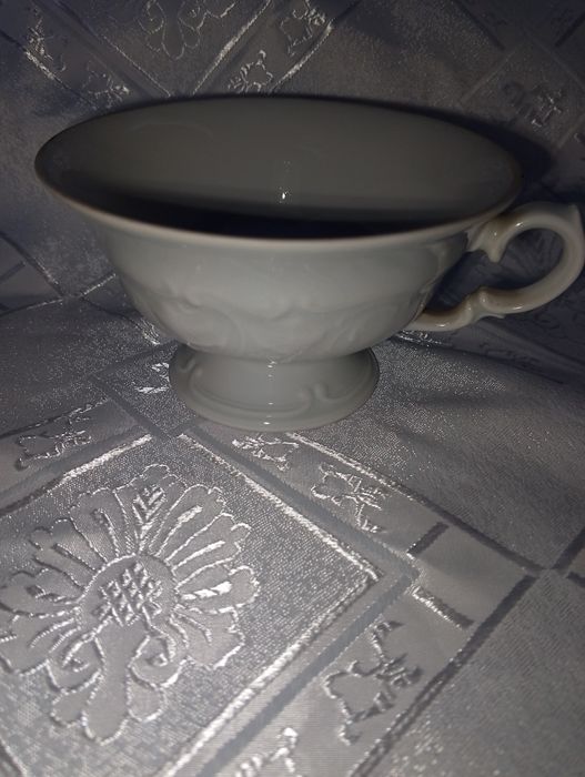 Biała filiżanka do herbaty na stopce