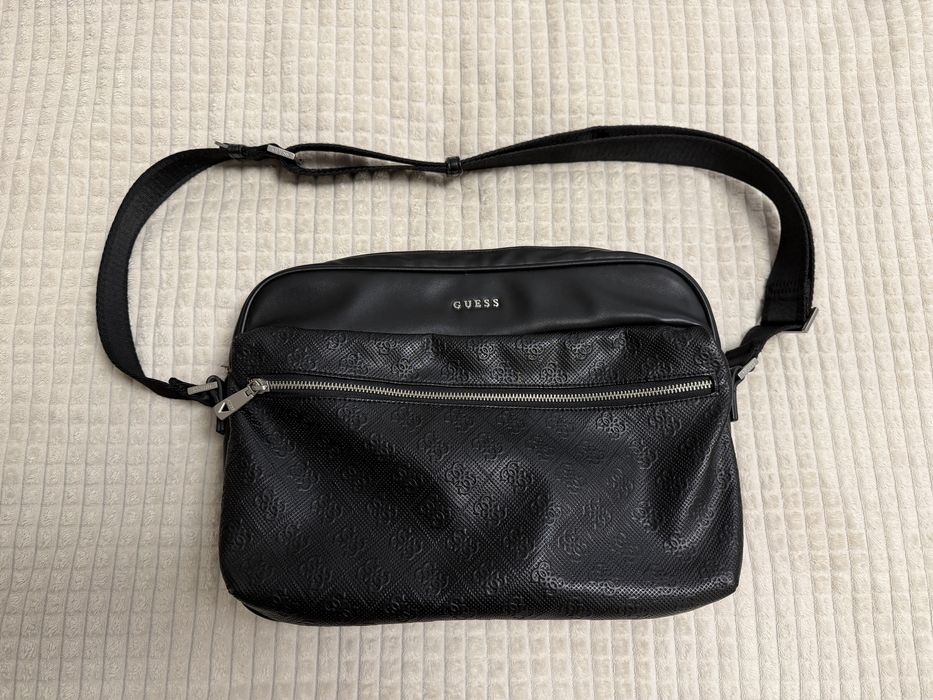 Сумка Guess через плече. Для ноутбука / Месенджер
