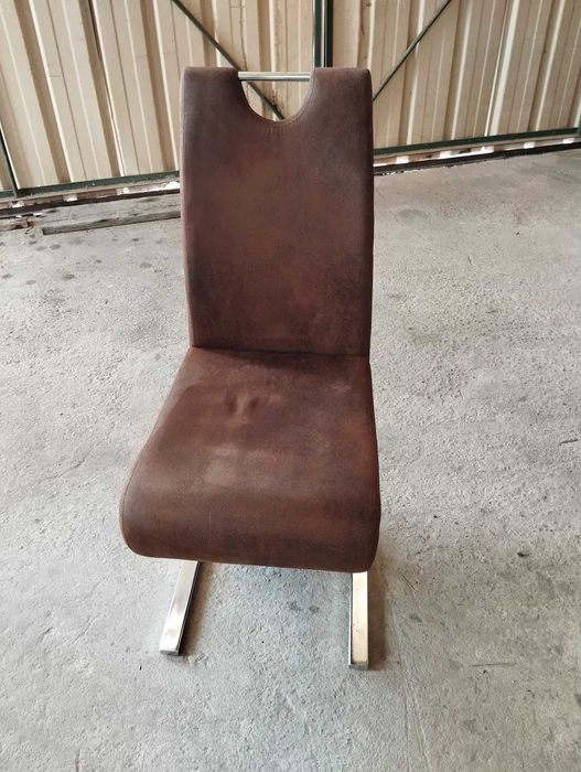 4 cadeiras, 15 euros cada uma.