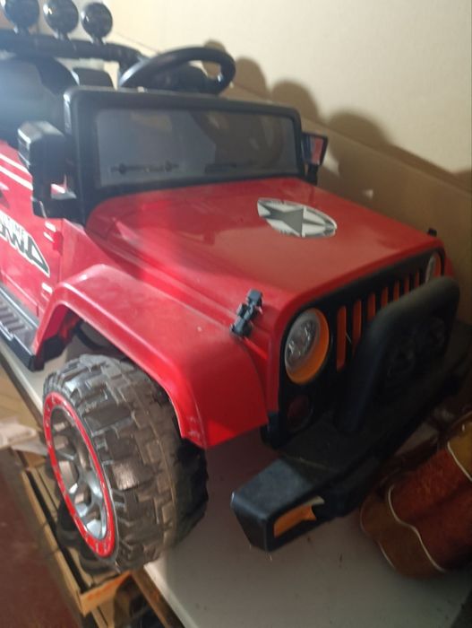 Детячий електромобіль з пультом керування