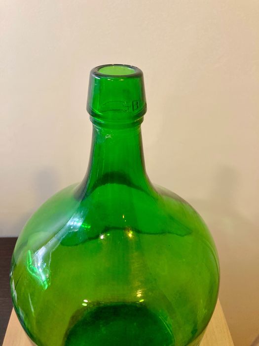 Garrafões de vidro 5L verdes e castanhos