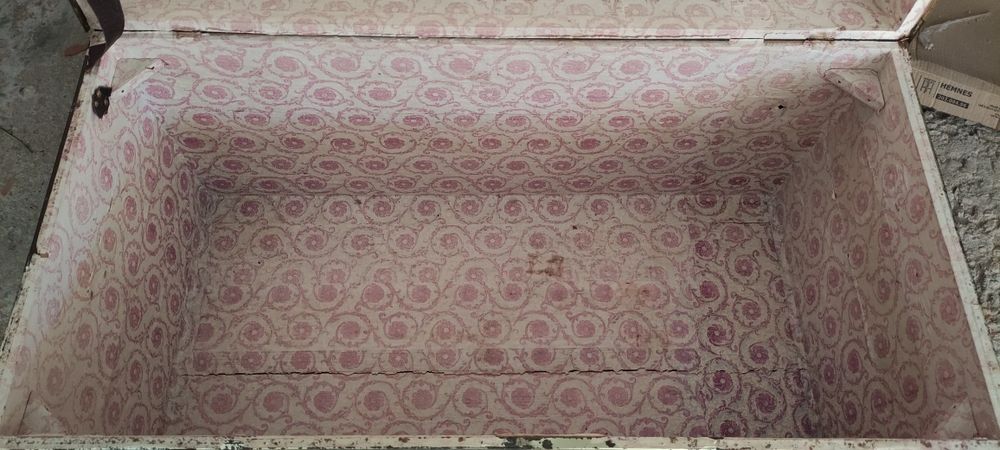 Mala/baú preta pele