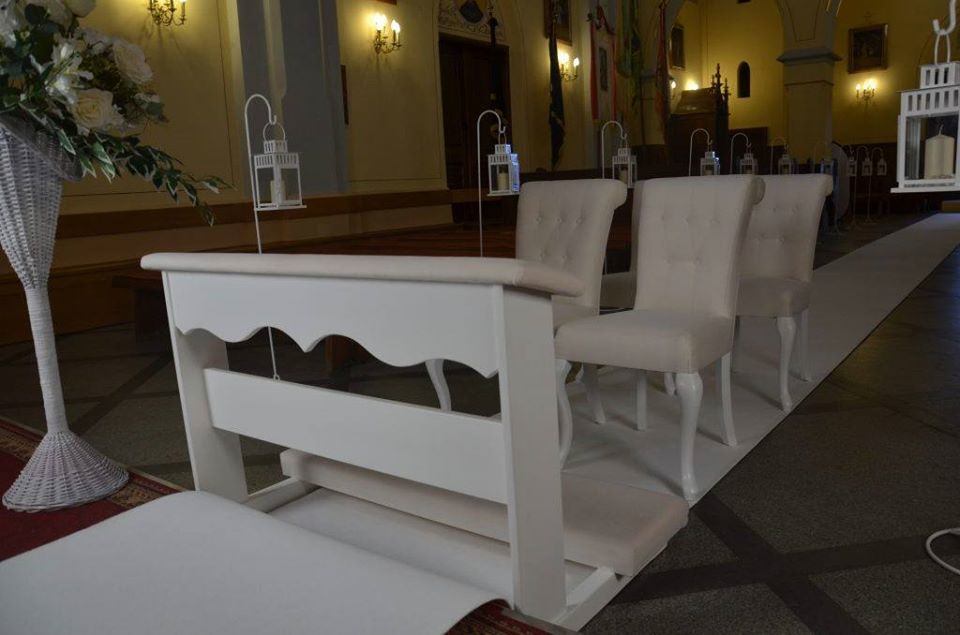 Biały dywan ślubny, krzesła i klęcznik