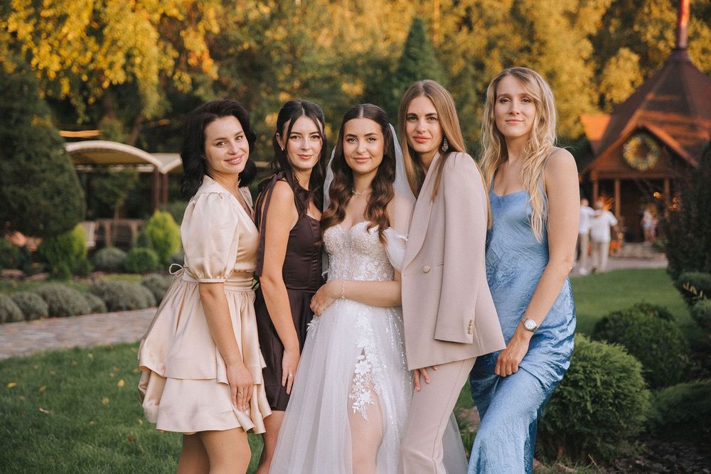 Весільна сукня з фатою