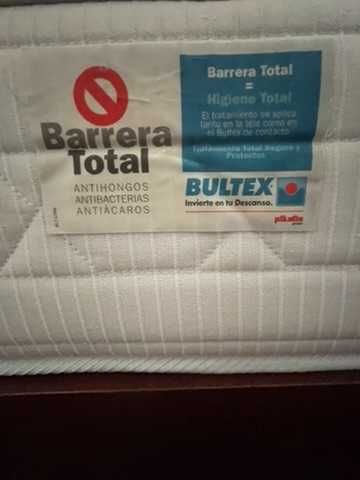 Cama de casal em madeira com colchão