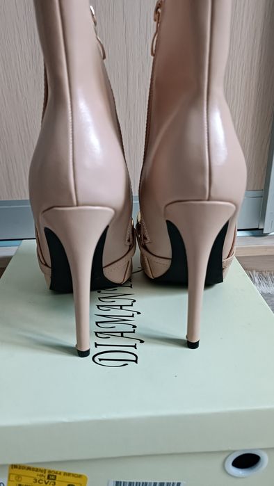 Бежеві ботіночки