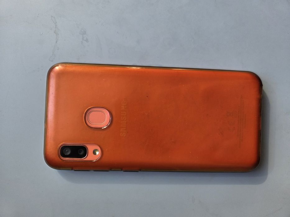 Samsung A20e używany wraz z przezroczystym etui