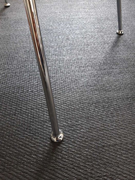 Cadeira cinza claro com pernas metálicas