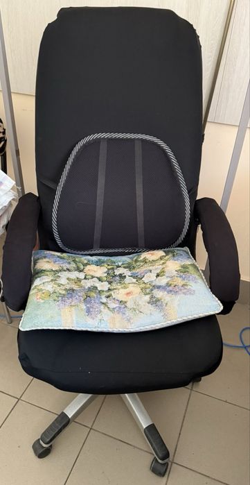 Продам столи компʼютерні письмові (офісні) та інші.  Крісла на колесах