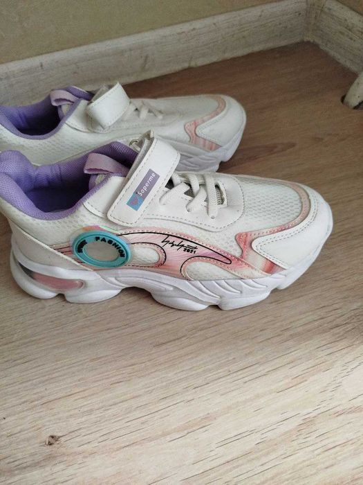 Кросівки легенькі