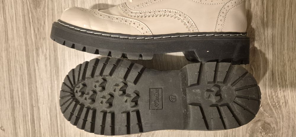 Eleganckie półbuty buty kremowe DeeZee rozmiar 37