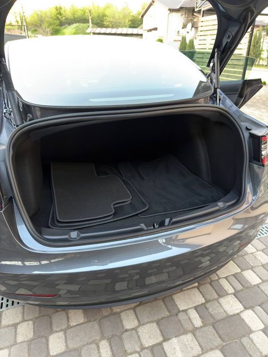 Продам електромобіль модель Tesla 3