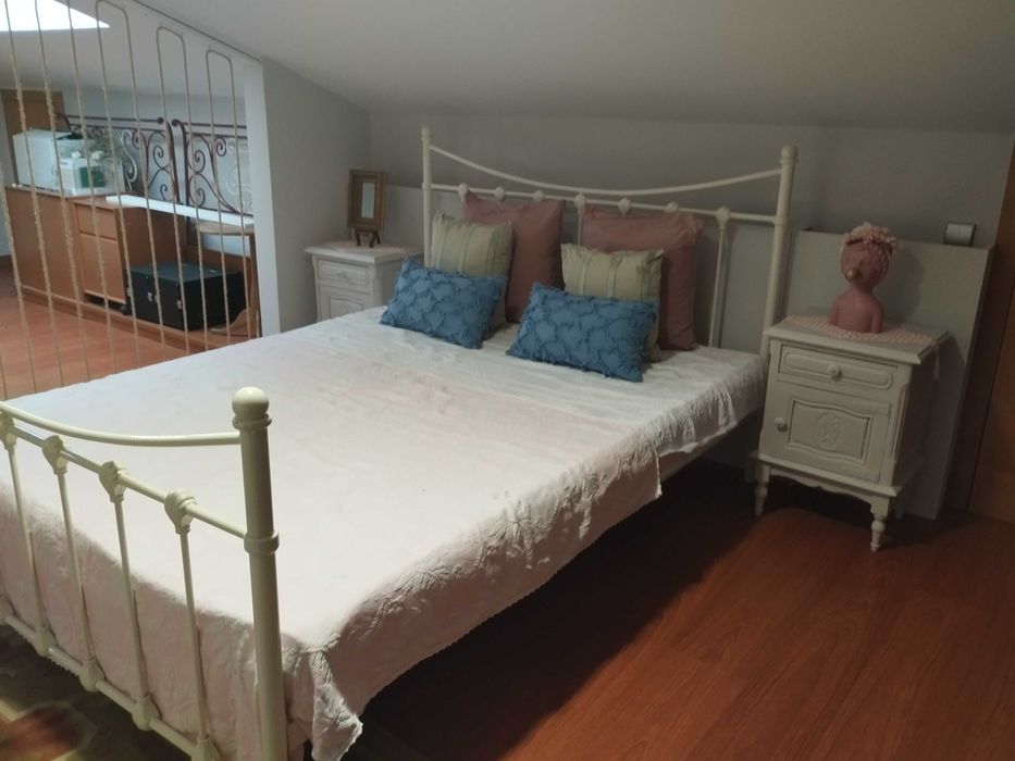Cama de metal branca