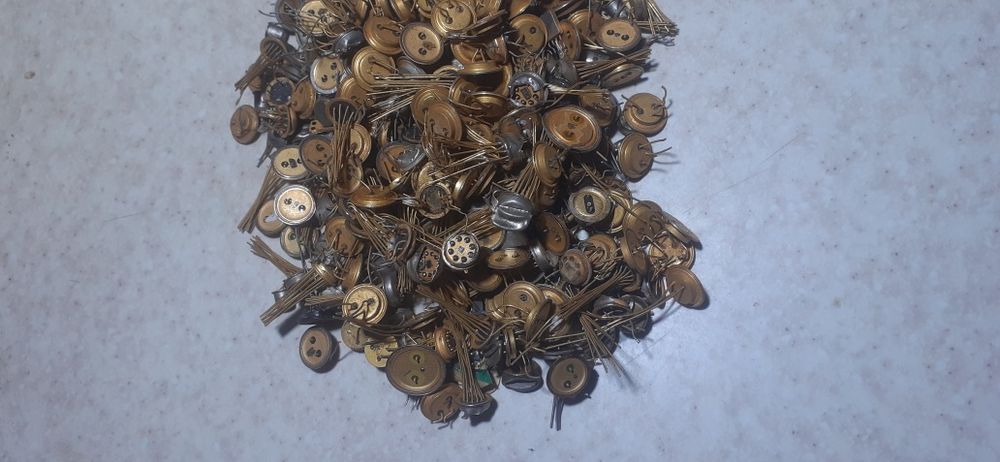 Продам такой матерьял транзисторы,микросхемы пишите будем договариватс