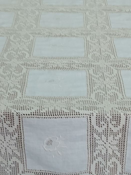 Grande toalha em linho e croché