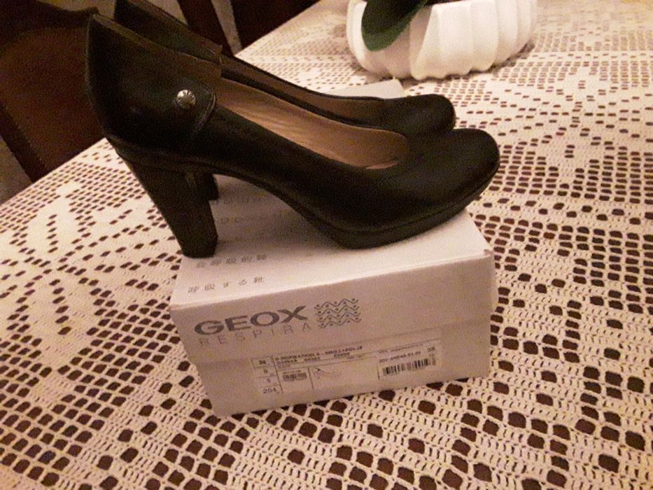 Sapatos Geox. Pele genuína. Novos.