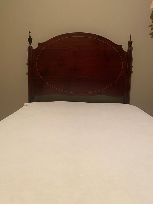 Cama em madeira maciça