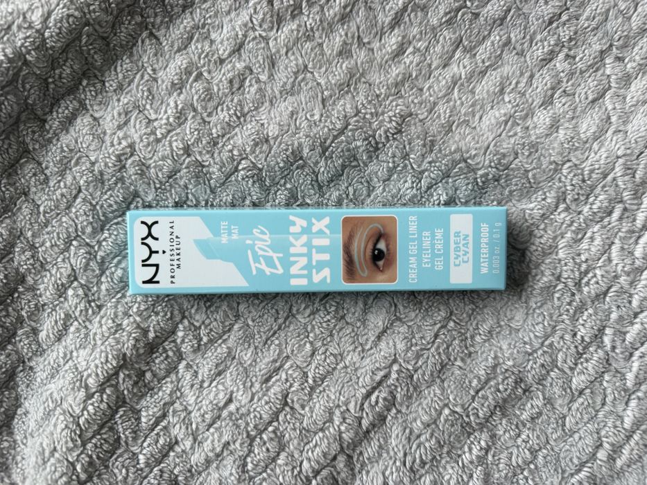 NYX Epic Inky Stix Kremowo-żelowy eyeliner, Cyber Cyan