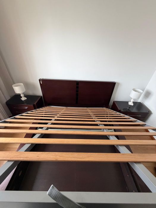 Cama de casal - inclui colchão, estrado, 2 cabeceiras e 2 candeeiros