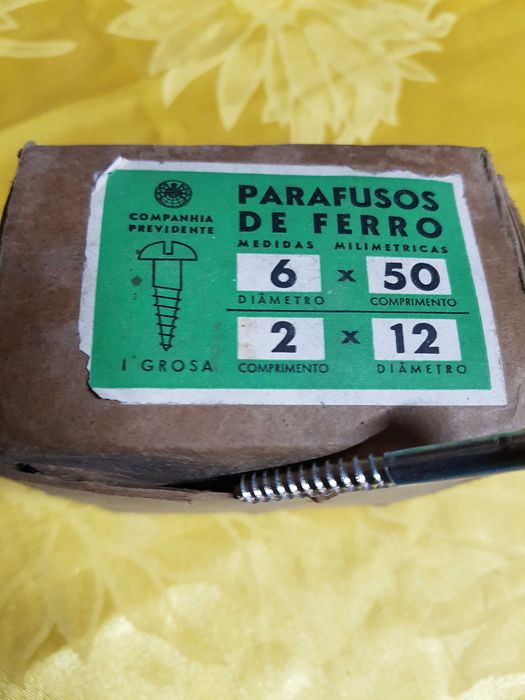 caixas de parafusos novos