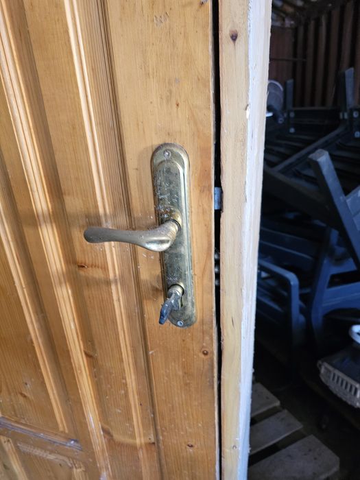 Дерев'яні вхідні  двері, в нормальному косметичному стані