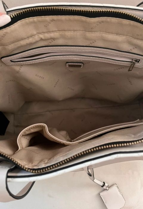 Pikowana torebka Guess