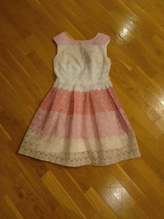 Дівчача сукня в ніжних кольорах.