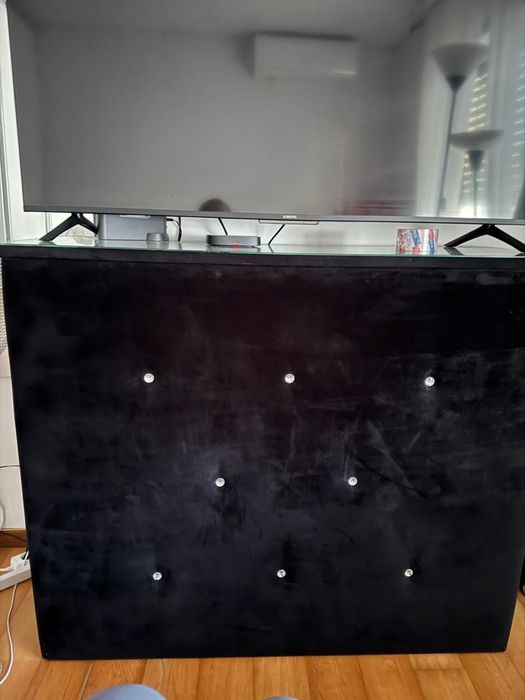 Balcão Aveludado Com uma tabúa de vidro em cima