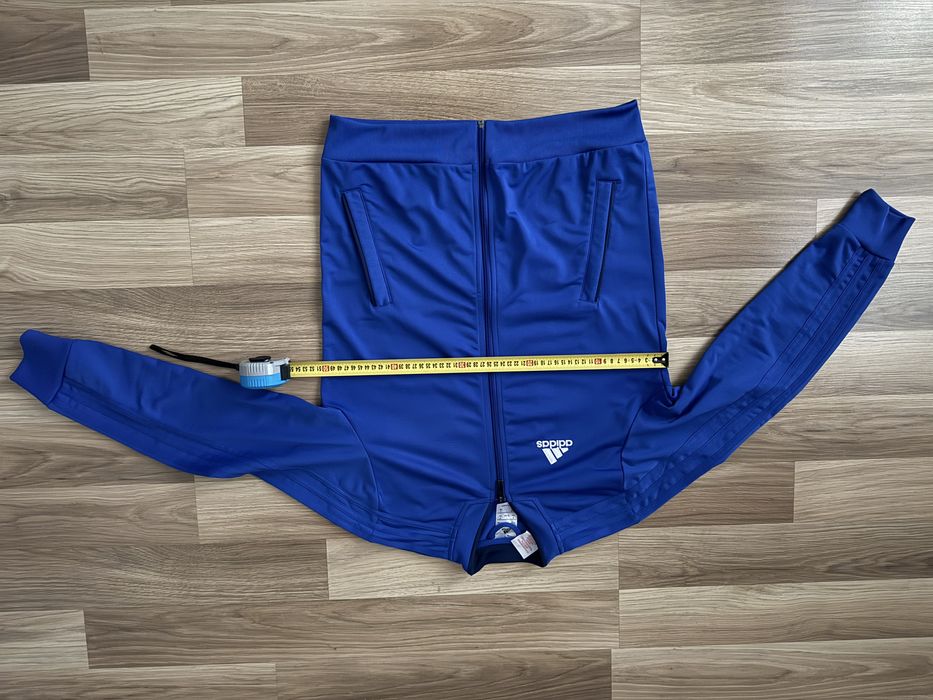 Спортивний костюм adidas розмір L По факту М маломірить перевіряйте заміри.