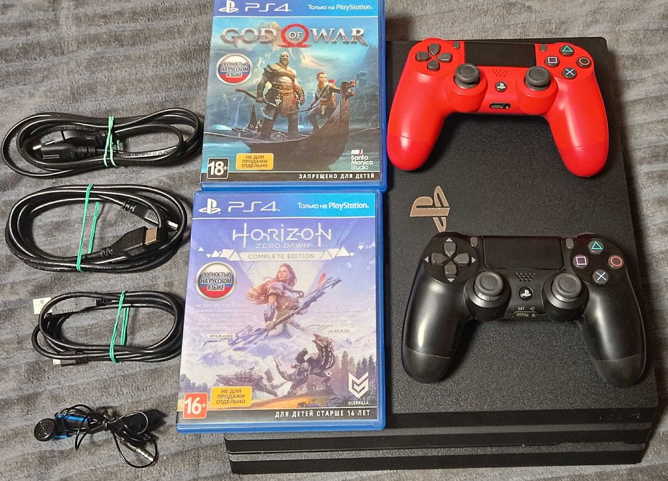 Sony PlayStation 4 PRO 1TB з 2 DualShock 4 + 2 диска Вживана (Б/У)