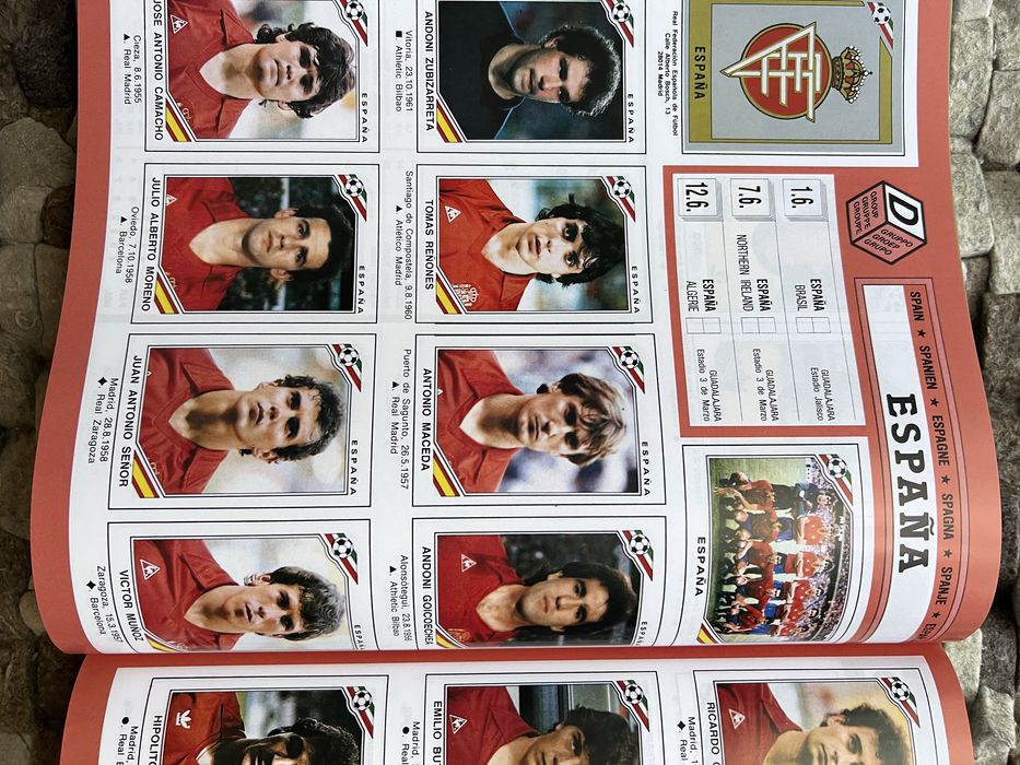 Livro com todas as cadernetas dos Mundiais de Futebol desde 1970 a 2026