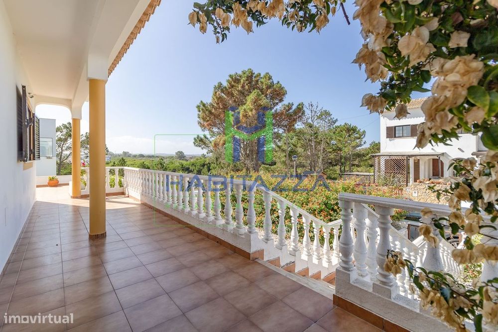 Moradia T2 com jardim, perto da Praia do Monte Clérigo para arrendamen