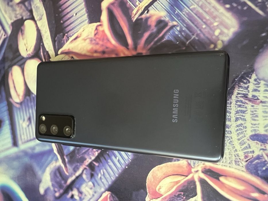 Samsung galaxy s20fe 5g w idealnym stanie