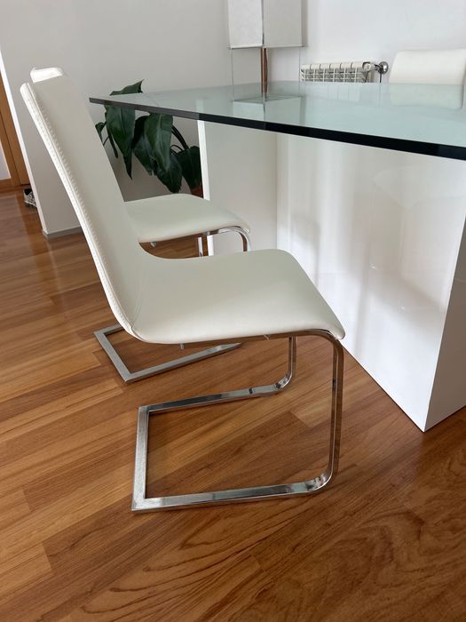 Conjunto mesa e quatro cadeiras de jantar