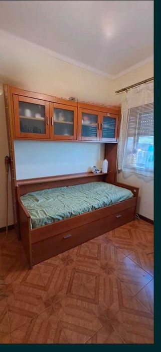 Cama dupla com armários e colchoes, usada mas em bom estado.