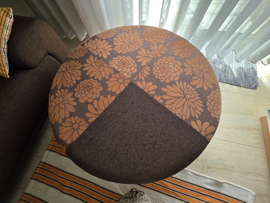 Sofá  e mesa/ puff de apoio