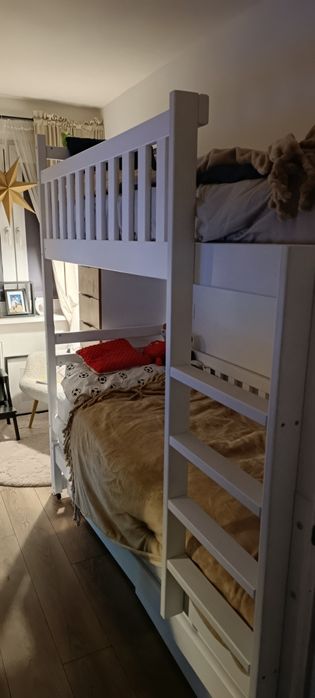 Łóżko piętrowe z szufladami i dodatkowym łóżkiem
