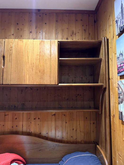 Cama de madeira maciça (90 x 200) e mesinha de cabeceira (65 x 44) com colchão incluido