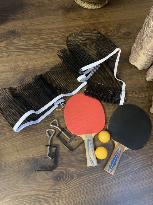 Тенисные ракетки, мячики и сетка