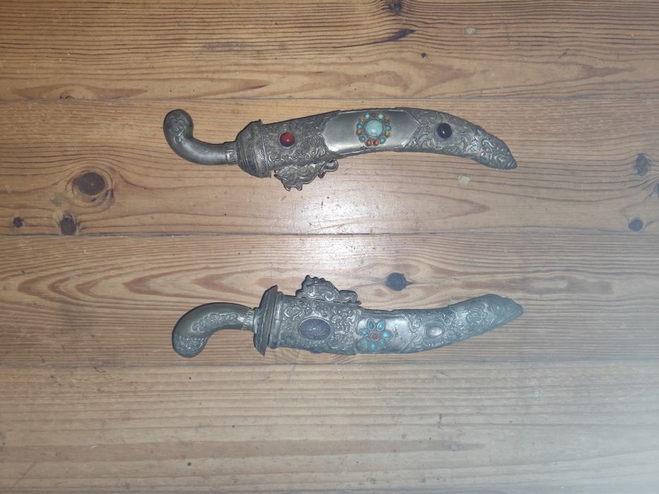 MILITARIA - Antiga Adaga , lamina em aço carbono, cabo e bainha em metal, c/ adornos em pedraria, compr. 35cm