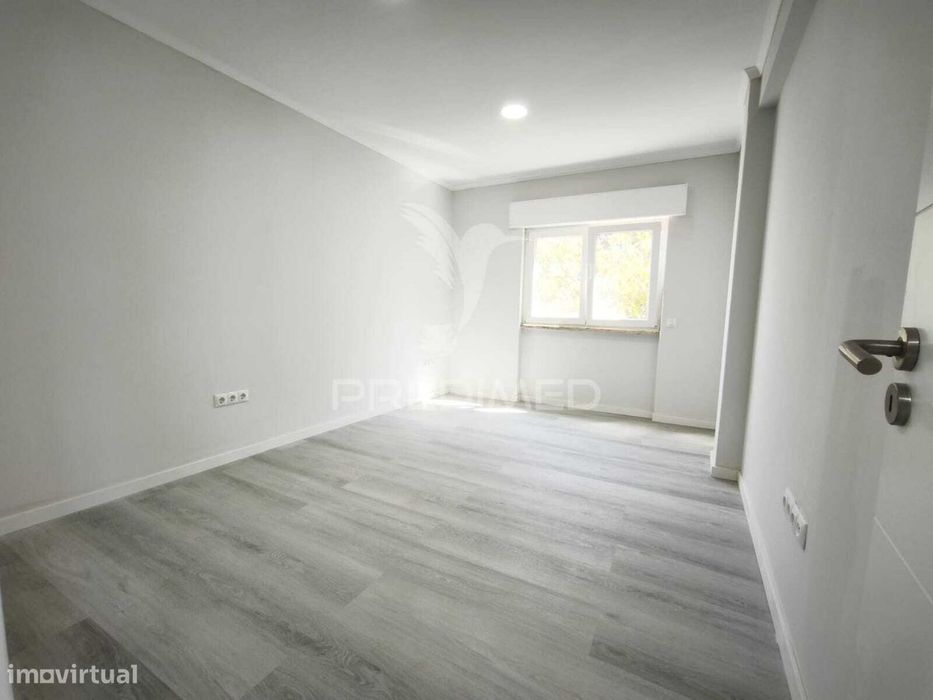 Apartamento T2 Remodelado com Arrecadação e Vista Rio – Setúbal