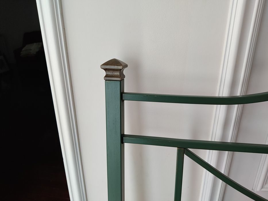 Cama de casal em ferro, lacada a verde e dourado, com colchão