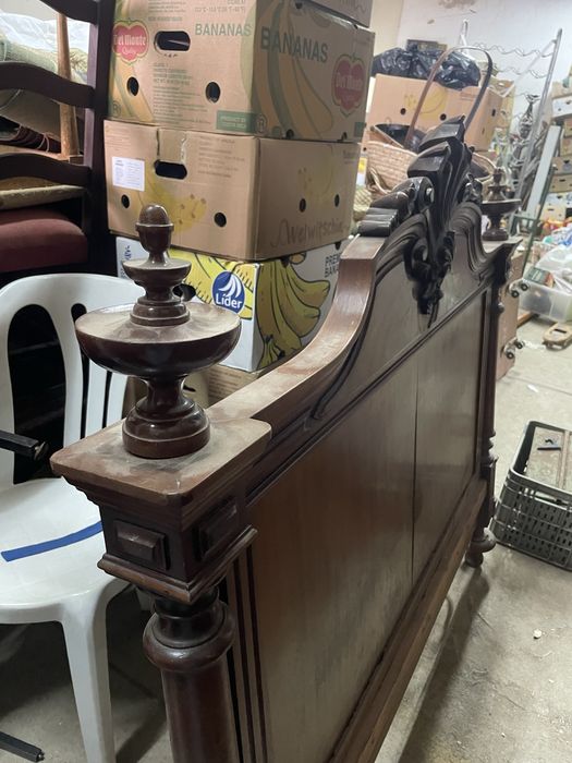 Cabeceira em raiz de Nogueira